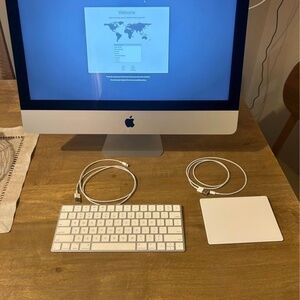 iMac 21.5 in 2019 with Apple magic track pad
